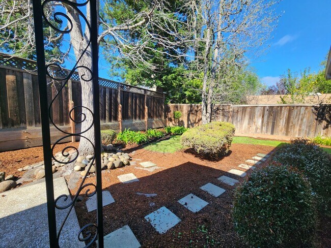 Building Photo - Updated 3 bedroom Redwood City home, on cu...