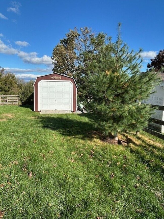 Building Photo - Remodeled rancher just outside of Frederick with stunning mountain views ready for you!