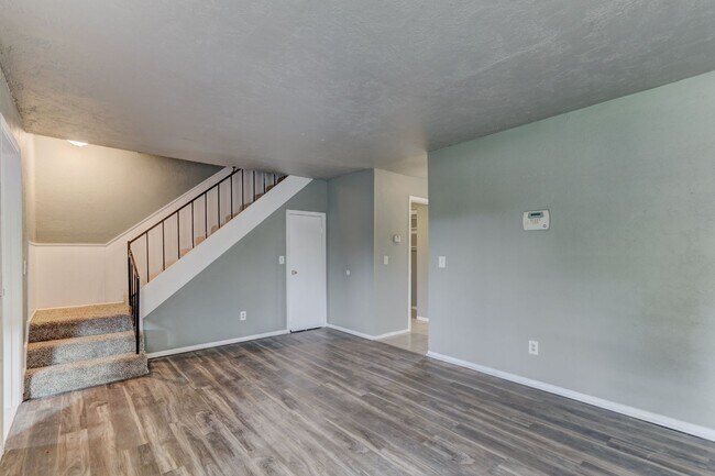 Foto del edificio - 4 bed 1.5 bath duplex in Midwest City