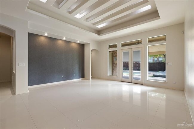 Building Photo - 17 Grand Canal Dr