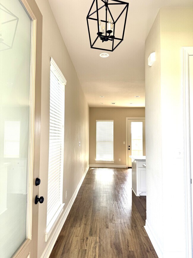 Foto del edificio - 5100 Westgate Ln