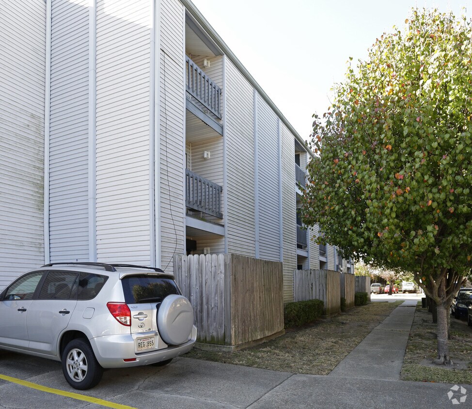 Building Photo - 2201 Houma Blvd