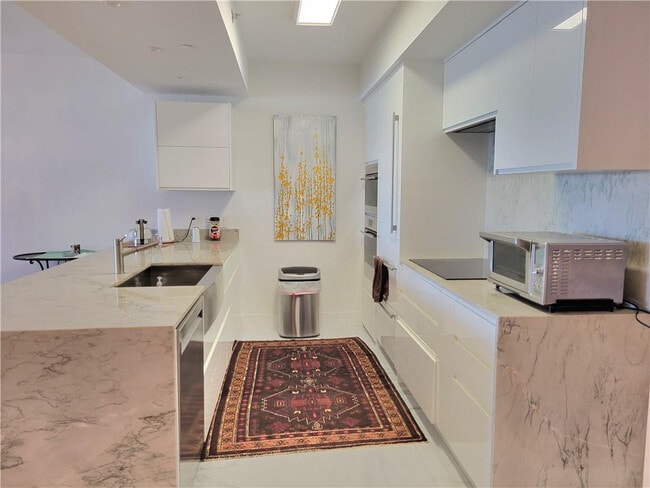 Building Photo - 1830 S Ocean Dr