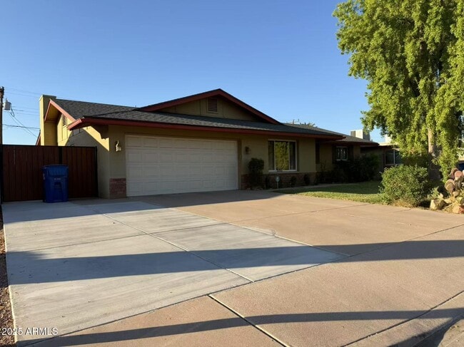 Building Photo - 1162 E Alameda Dr