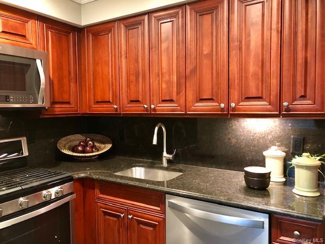 Building Photo - 11 Country Club Dr