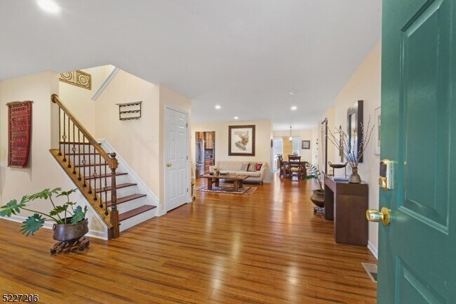 Foto del edificio - 70 Alvin Sloan Ave