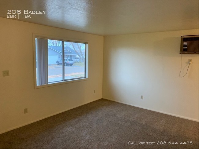 Building Photo - 206 E Badley Ave