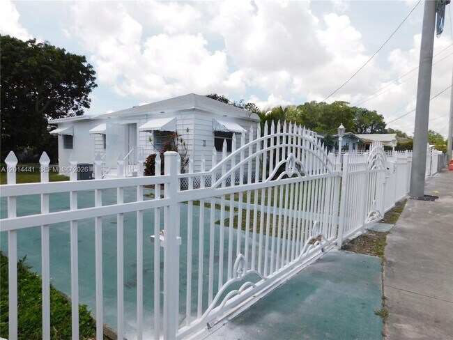 Foto del edificio - 2230 NW 58th St