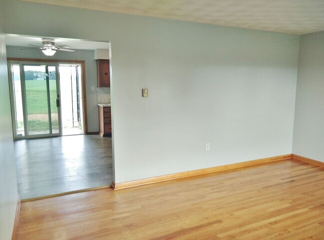 Building Photo - 2 Bed / 1-1/2 Bath Single Family Home