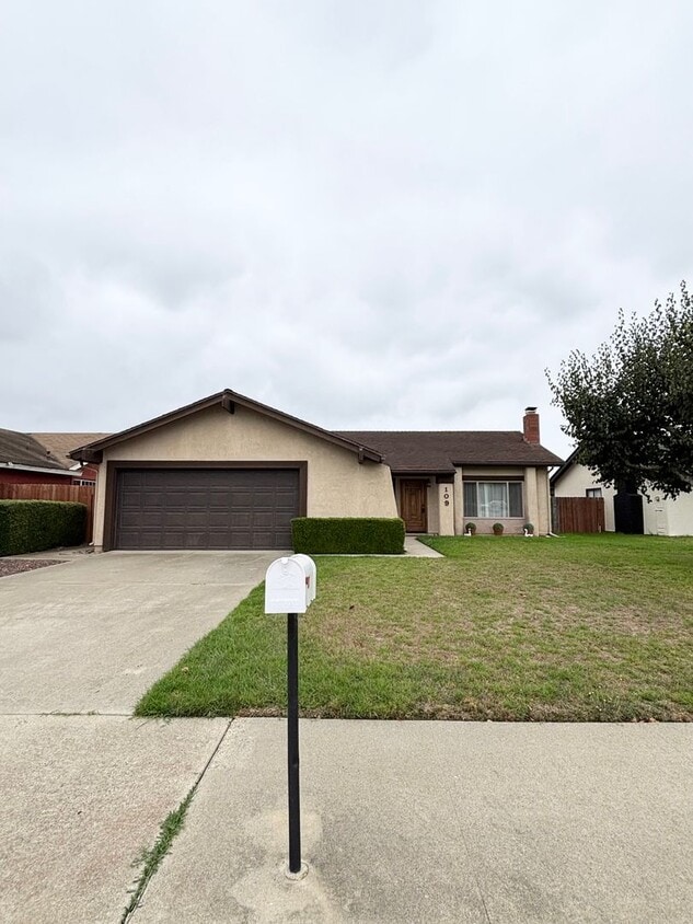 Foto principal - Spacious 4 Bedroom Home Available Now!