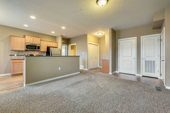 Building Photo - 2545 E Blue Tick St