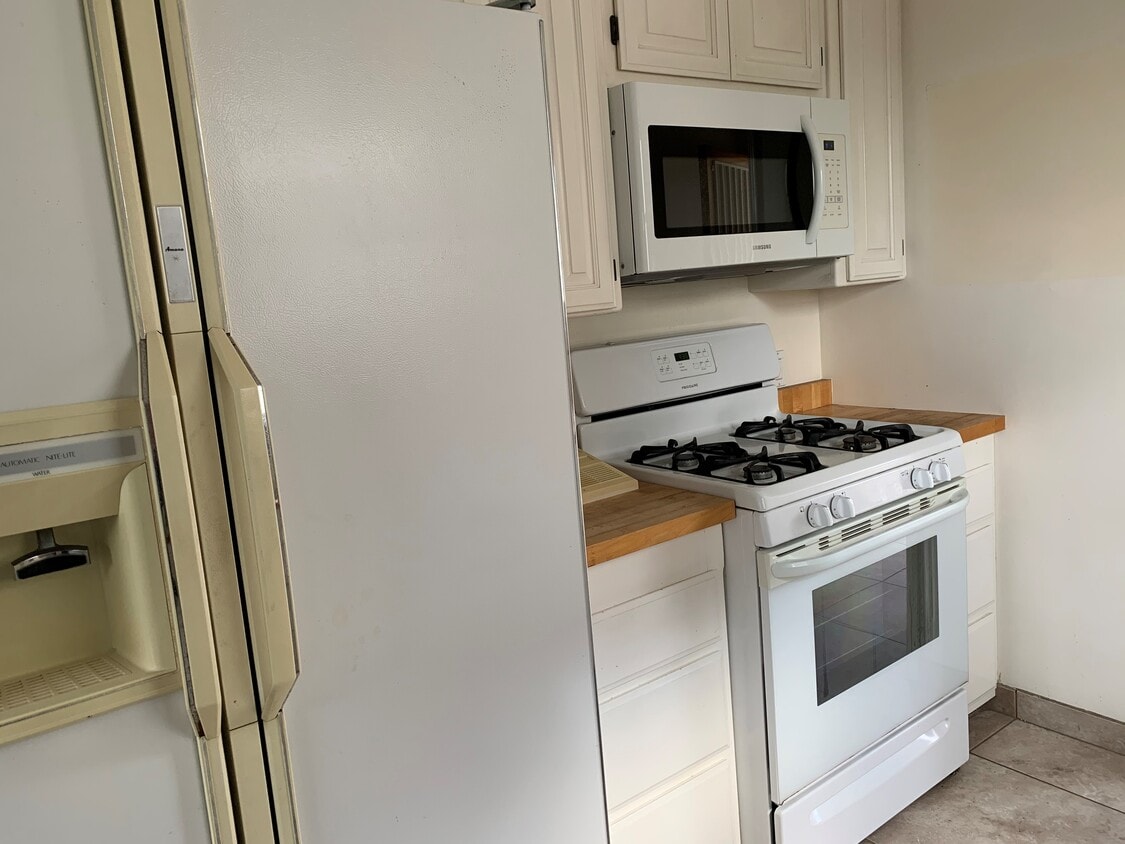 Kitchen - 232 Hampton Dr