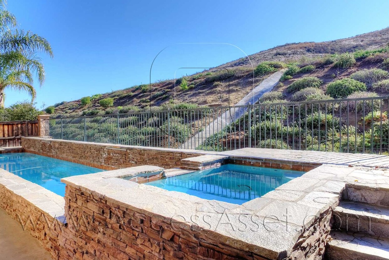 Foto principal - Beautiful 3 Bed/2.5 Bath Home with Lap Poo...