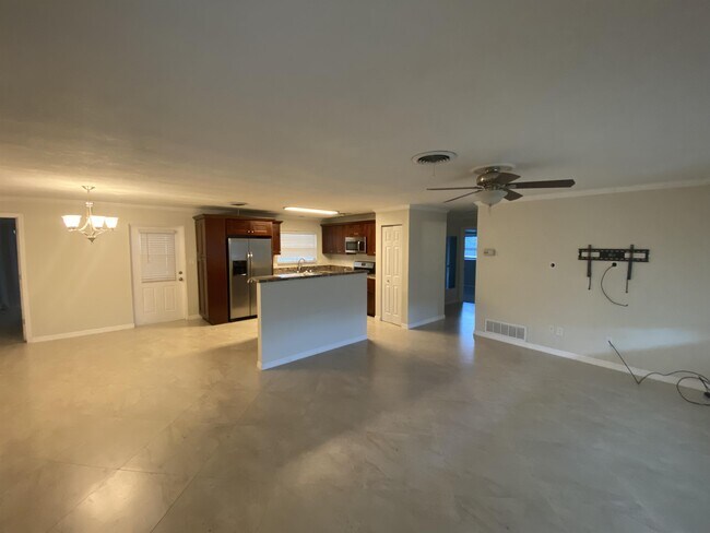 Building Photo - 250 Bel Aire Dr