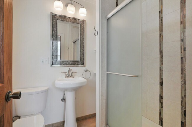 Building Photo - 8 Bedroom , 4 Bath Newly Renovated Townhou...