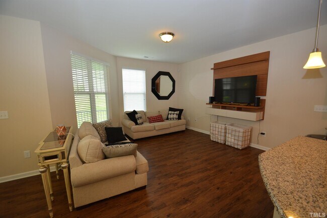 Building Photo - 881 Saratoga Dr