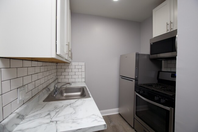 Building Photo - 4241 N Kenmore Ave