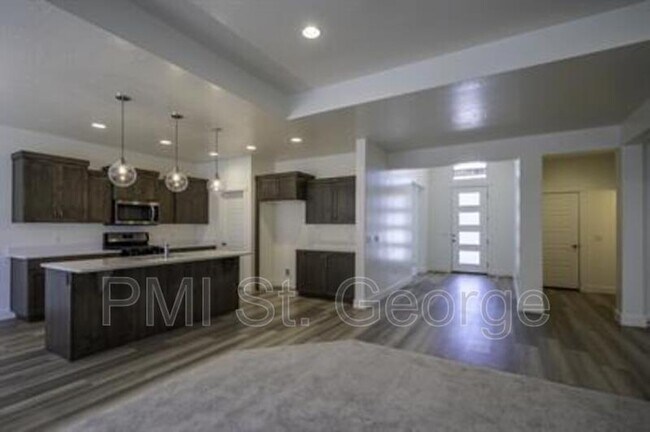 Building Photo - 3042 Fuchsia Dr