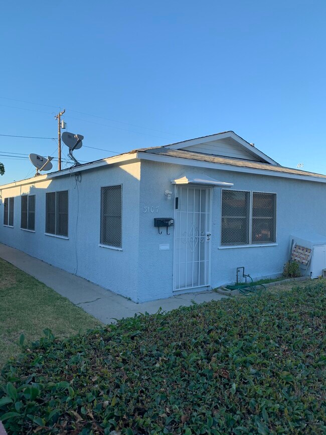 Lado delantero/izquierdo - 3107 E 65th St