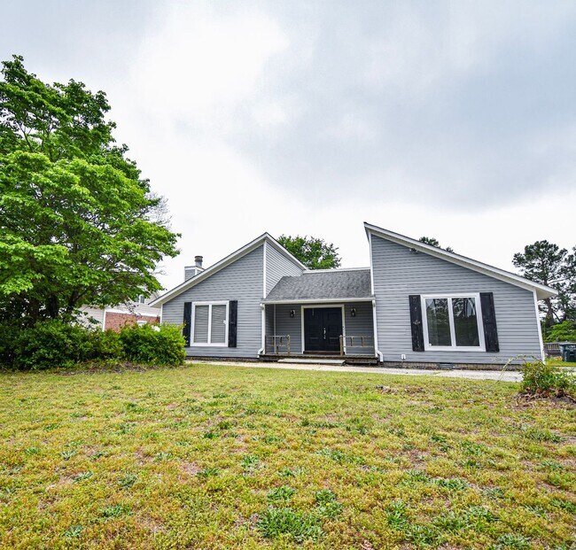 Building Photo - 3 Bedroom 2 Bathroom Home with Courtyard