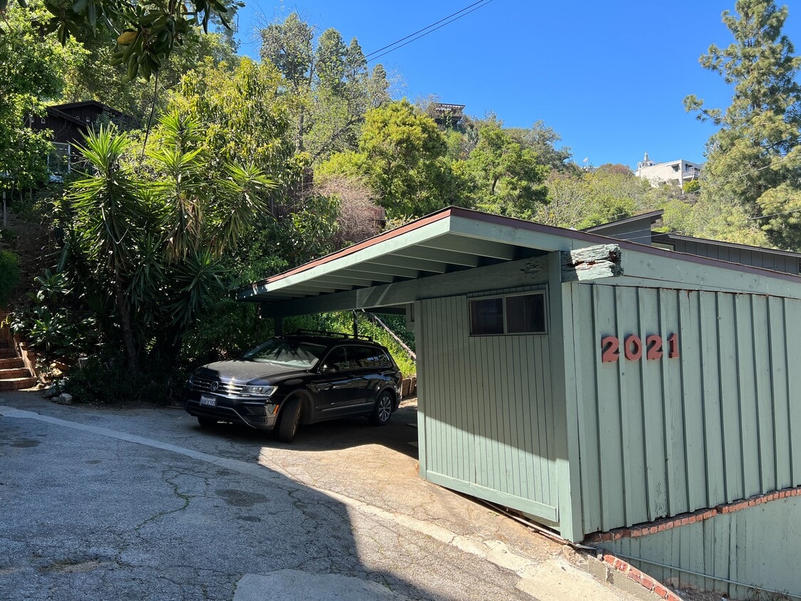 2-car carport with auxiliary room - 2021 Rosilla Pl