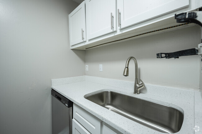 1BR, 1BA - 610SF - Kitchen - Southern Pines