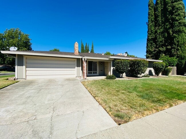 $250 Move-in BONUS Charming & Updated Half... - $250 Move-in BONUS Charming & Updated Half... Townhome