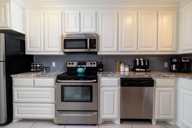 Building Photo - 2213 Park Hill Dr