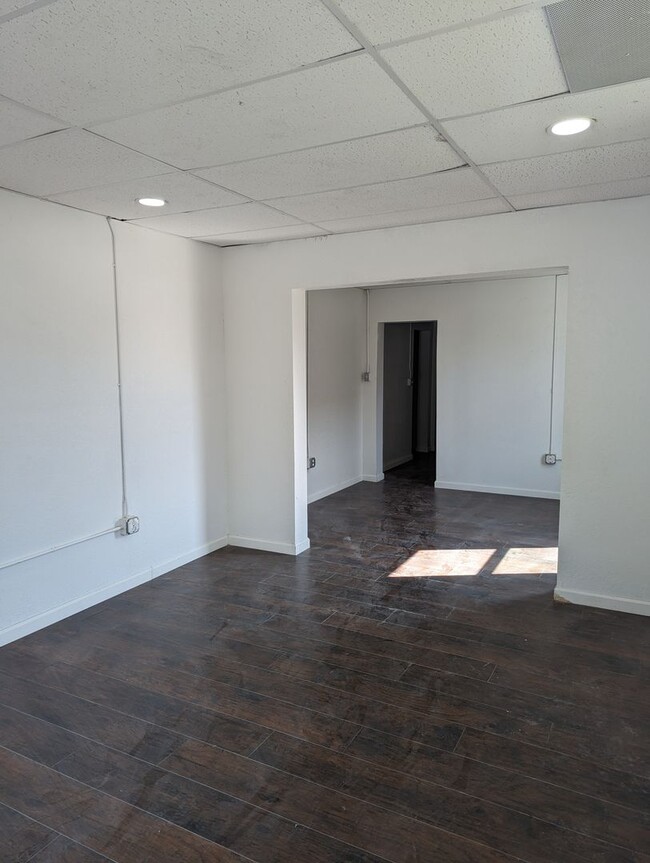 Foto del edificio - NEWLY Renovated Office Suites right off Ra...