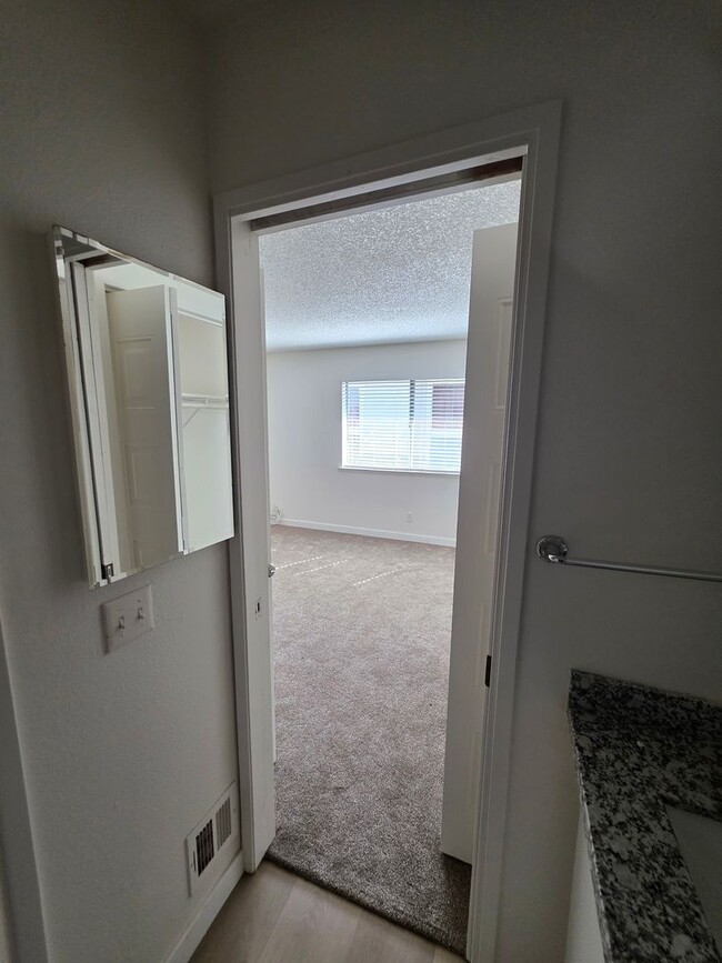 Building Photo - Updated 2 Bedroom, 1.5 Bath Townhouse-Styl...