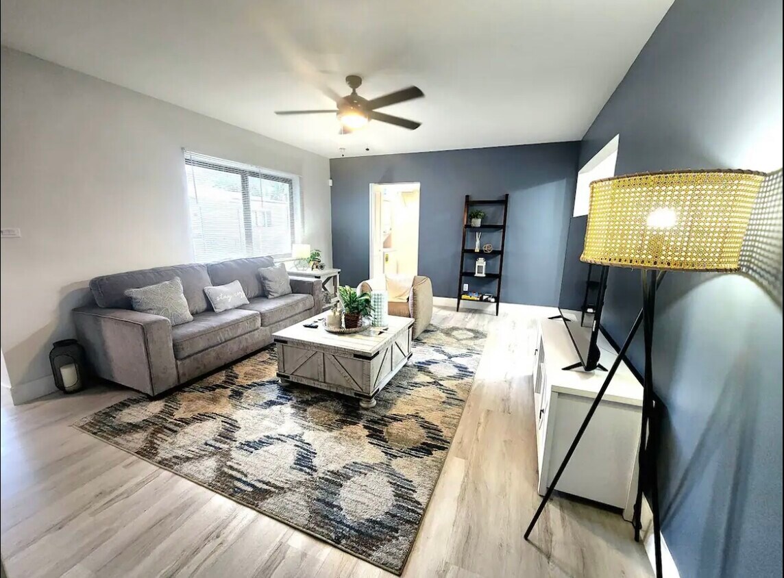 Foto principal - 2127 SW 19th Ter