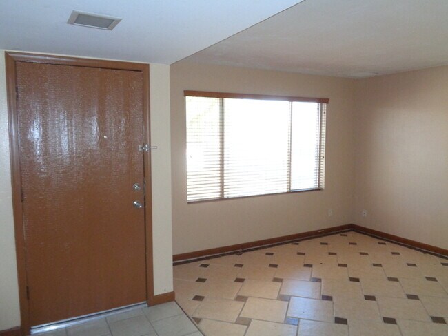 Building Photo - 5603 W Greenbriar Dr