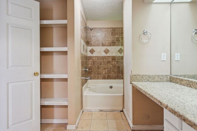 Foto del edificio - Spacious, unique, a perfect 3 bedroom home...
