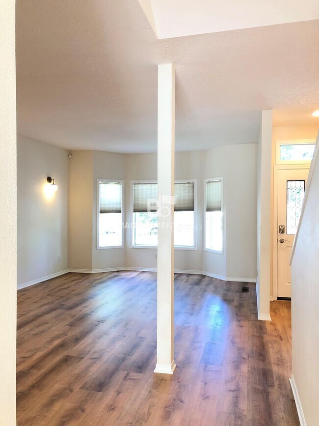 Building Photo - Gorgeous John's Landing Townhome- Luxuriou...
