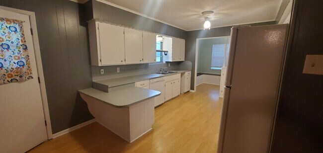 Building Photo - 212 Sherwood Dr