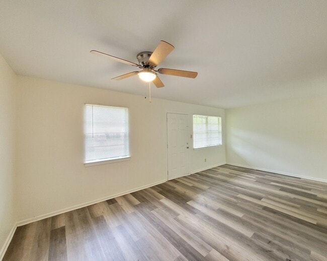 Building Photo - MOVE IN SPECIAL: Waived $350 Cleaning Fee!...