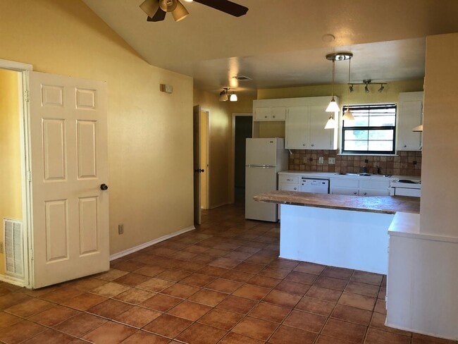 Building Photo - Cozy Townhome close to Mansfield Road....