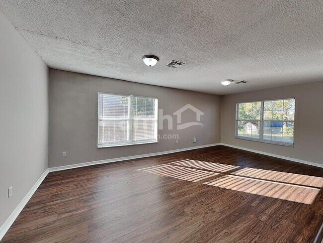 Foto del edificio - 1921 Knollcrest Dr