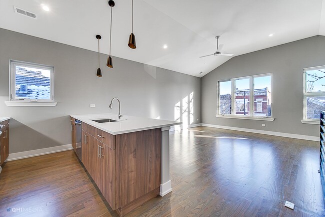 Building Photo - 1734 W Cullerton St