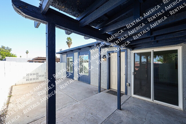 Building Photo - 712 N Santa Barbara