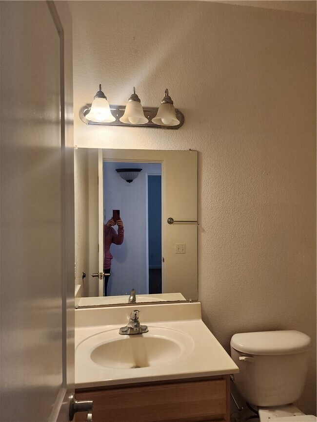 Foto del edificio - 2411 Stonebridge Dr