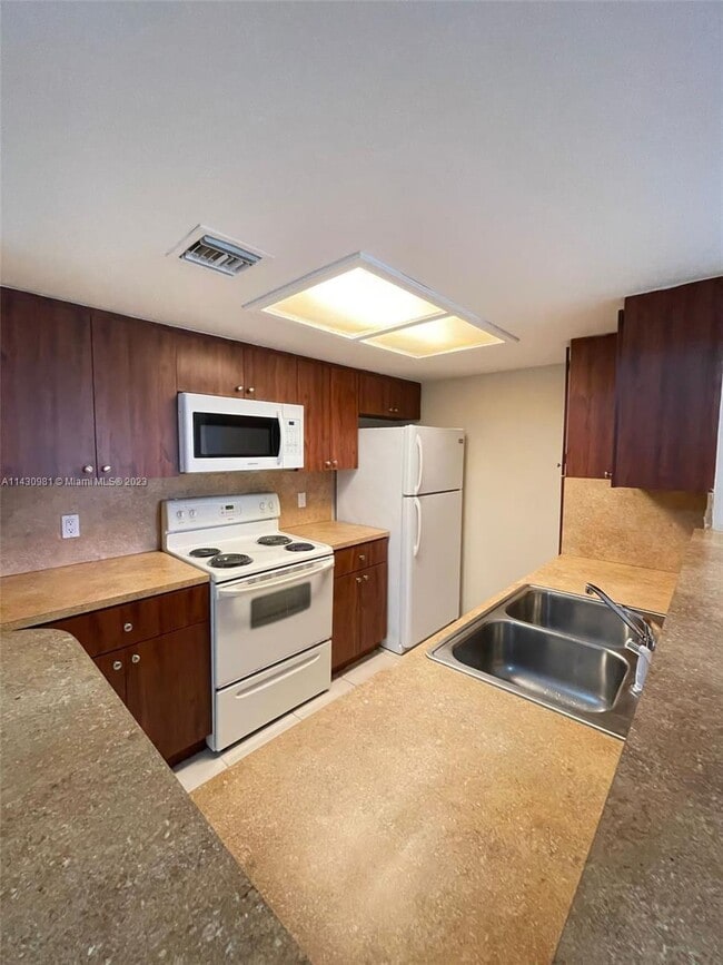 Foto del edificio - 8432 Coral Lake Way