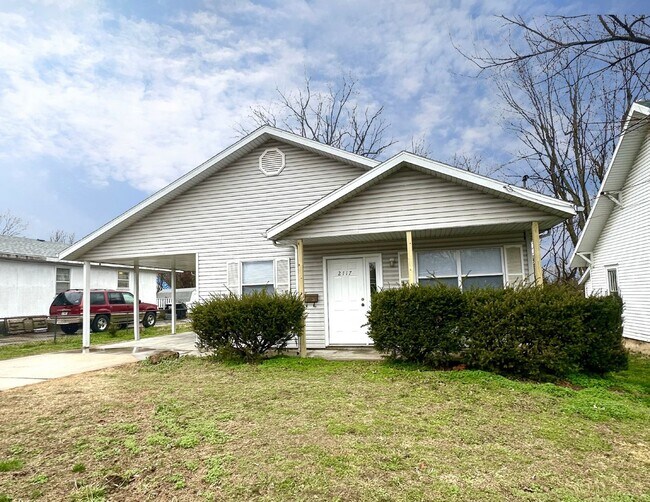 Foto del edificio - 3-Bedroom Home with Large Backyard & Carport