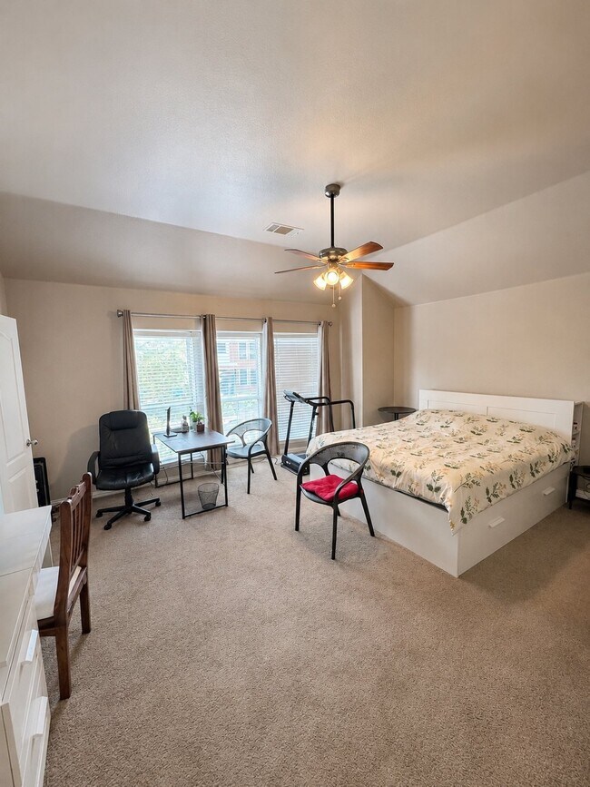 Foto del edificio - 814 Honey Hill Dr