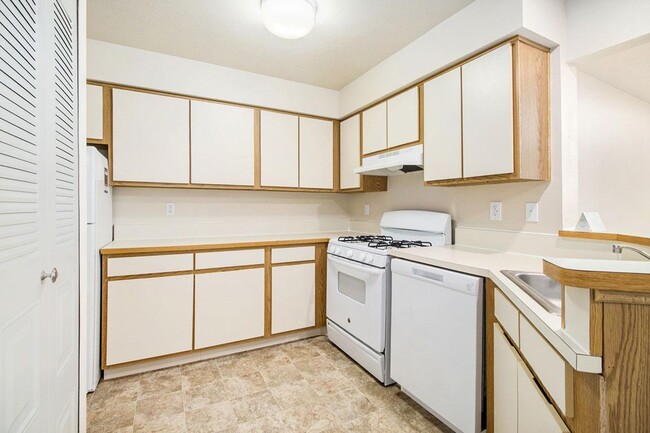 Building Photo - Pine Knoll Apartments