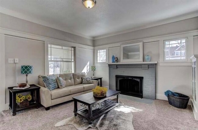 Building Photo - Newly Renovated 3 bed, 1 bath Duplex in Gr...