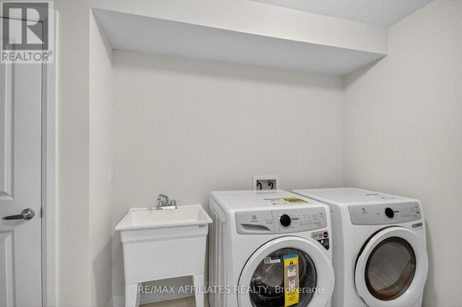 Building Photo - 525 Woodlily Private