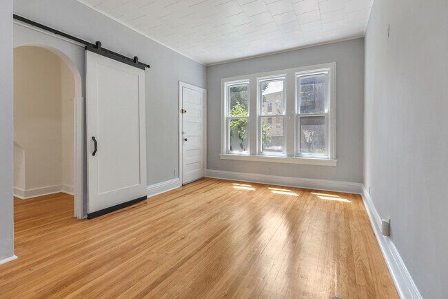 Foto del edificio - 2138 W Wellington Ave