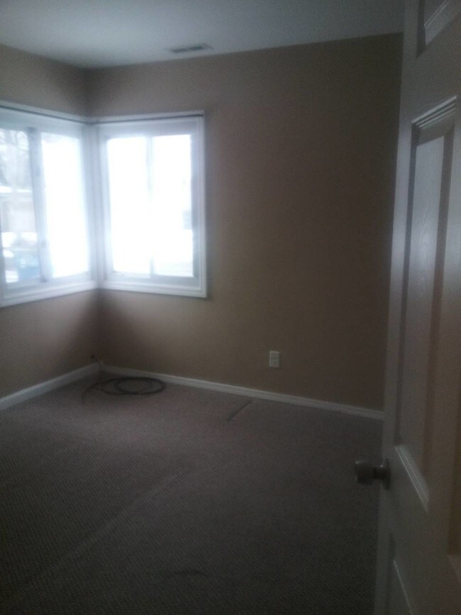 Building Photo - 1557 River Dr
