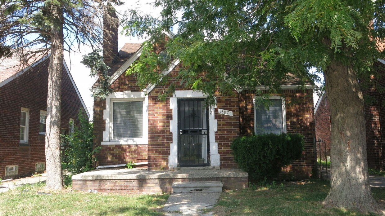 Primary Photo - 13871 Fordham 3 bed/1 bath bungelow with b...